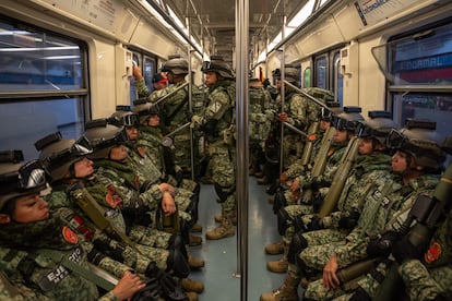 Miembros del ejército se trasladan al Zócalo capitalino en el  sistema de transporte para incorporarse al desfile militar que celebra el Día de la Independencia.