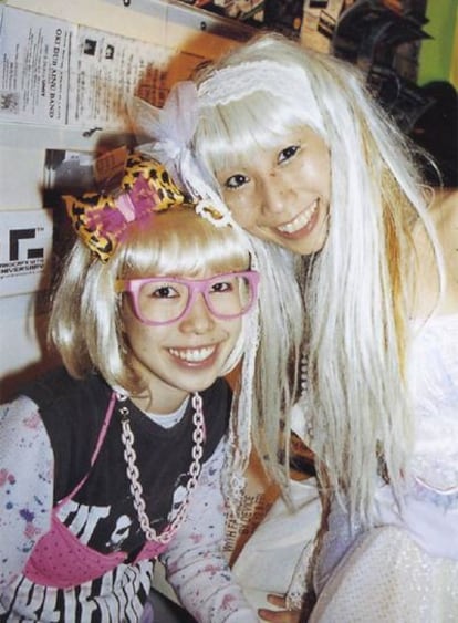Yuki y Mamba, dos dependientas de Spank! Su estilo es una mezcla de <i>decora </i>(elementos infantiles) y de los ochenta de EE UU.