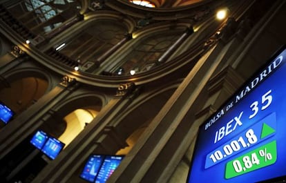 La pantalla, el el parqué de la Bolsa de Madrid, indica el máximo que el IBEX marcó el viernes