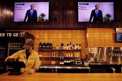 Le precedió un potente discurso del expresidente Barack Obama, que salió en tromba contra Trump e hizo recordar por qué el Partido Demócrata sigue sin tener muy claro quién es un relevo a la altura de su oratoria. Fue, con todo, una noche eminentemente femenina, de mujeres ambiciosas, veteranas de la política y de la vida, acostumbradas a romper barreras invisibles. En la imagen, dos televisiones de un restaurante de Milwaukee visionan el discurso del expresidente.