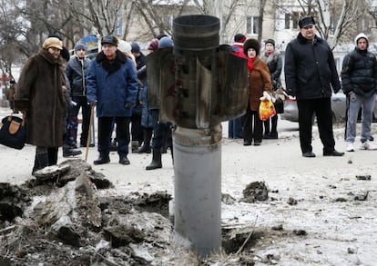 Les restes d'un míssil en un carrer de Kramatorsk, a l'est d'Ucraïna.