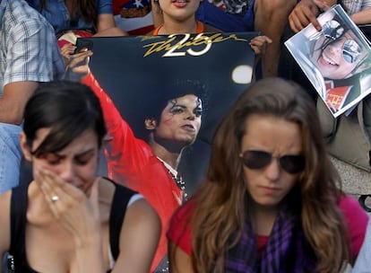 Dos chicas lloran durante la concentración en Colón tras la muerte de Michael Jackson.