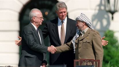 Yasir Arafat e Isaac Rabin se estrechan la mano tras los Acuerdos de Oslo de 1993 junto al presidente de EE UU Bill Clinton.