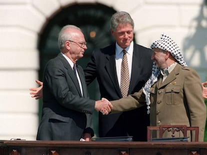 Yasir Arafat e Isaac Rabin se estrechan la mano tras los Acuerdos de Oslo de 1993 junto al presidente de EE UU Bill Clinton.