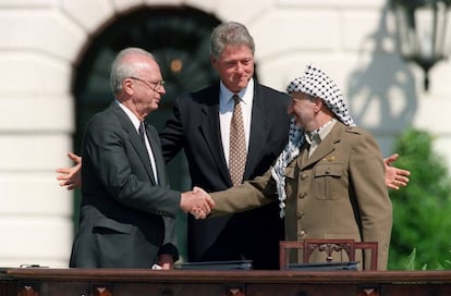 Yasir Arafat e Isaac Rabin se estrechan la mano tras los Acuerdos de Oslo de 1993 junto al presidente de EE UU Bill Clinton.