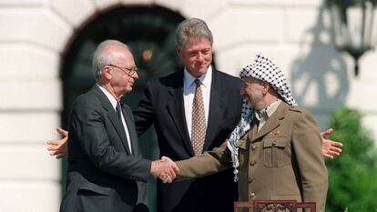 Yasir Arafat e Isaac Rabin se estrechan la mano tras los Acuerdos de Oslo de 1993 junto al presidente de EE UU Bill Clinton.