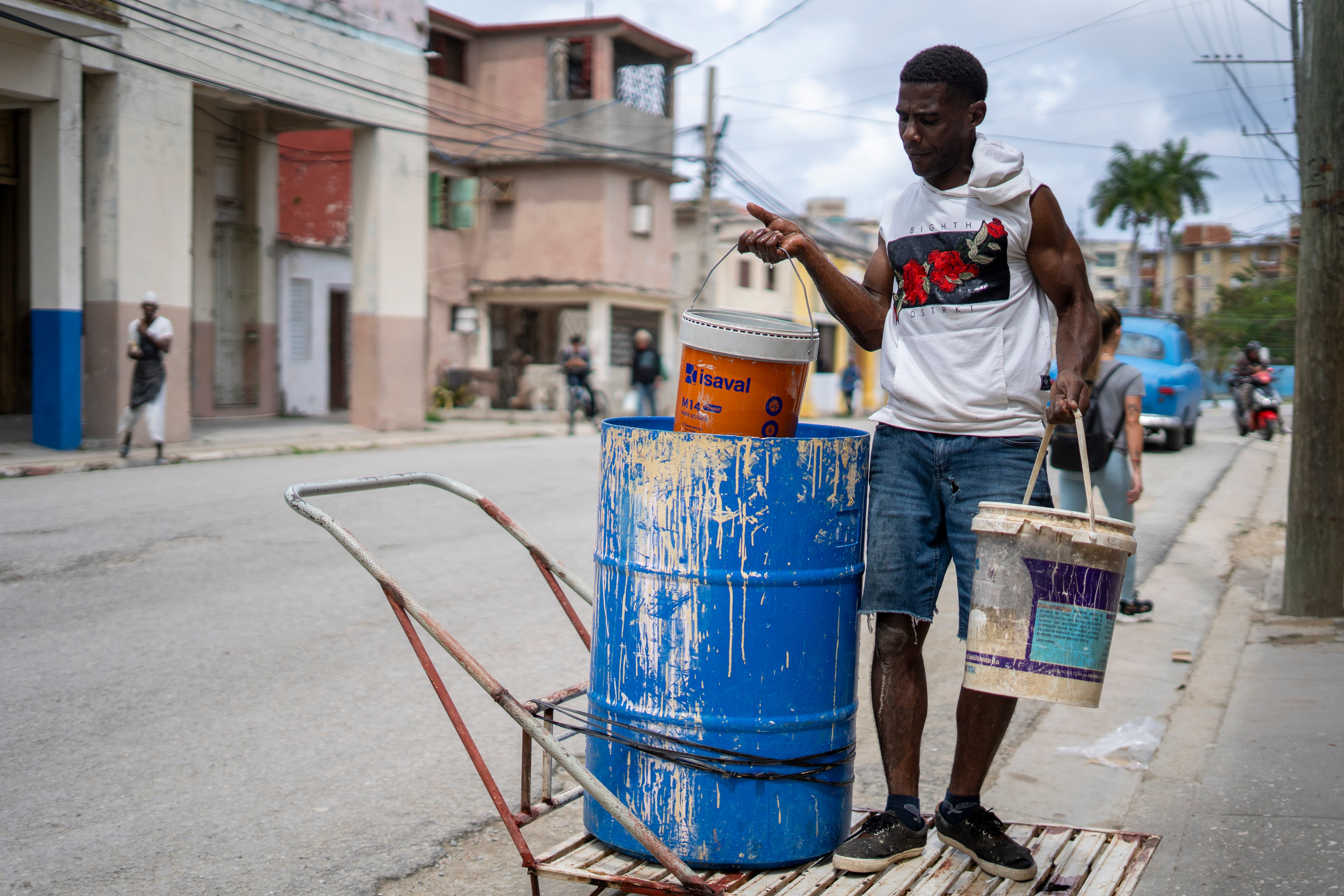 Un hombre reparte agua ante la escasez en el municipio Cerro en La Habana.