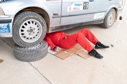 Un piloto prepara su coche antes del 'rally' de Villahoz (Burgos). 