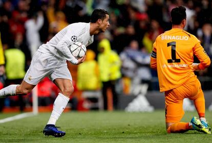Cristiano Ronaldo coge el balón tras marcar el primer gol.
