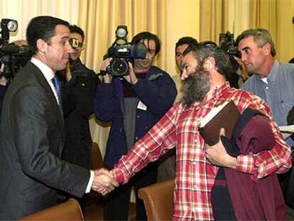 Eduardo Zaplana y Juan Manuel Sánchez Gordillo se estrechan la mano antes de la reunión que mantuvieron ayer.