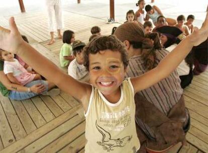 Un grupo de niños participa en una de las actividades en la playa de la Victoria en Cádiz.