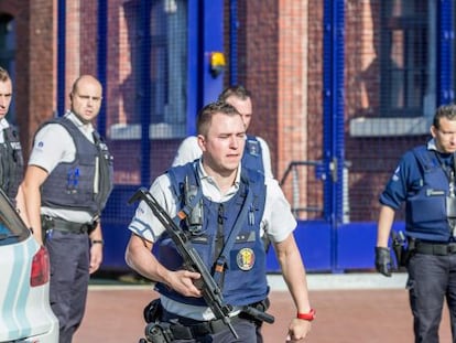 Polic&iacute;as belgas en Charleroi (B&eacute;lgica). 