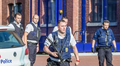 Polic&iacute;as belgas en Charleroi (B&eacute;lgica). 