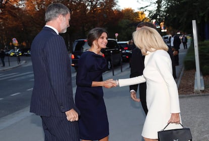 La reina Letizia saluda a la primera dama de Francia, Brigitte Macron a su llegada a la sala de exposiciones. Tras la inauguración, los Reyes y Macron y su esposa cenarán en el palacio del Elíseo.