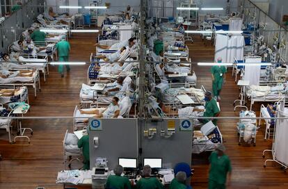 Hospital de campaña en un gimnasio en la localidad brasileña de Santo André, en São Paulo.