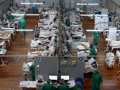 Hospital de campaña en un gimnasio en la localidad brasileña de Santo André, en São Paulo.