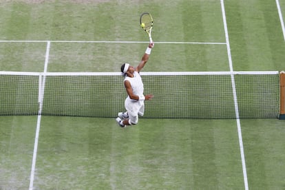 Rafael Nadal remata durante la final de Wimbledon, el 6 de julio de 2008. 