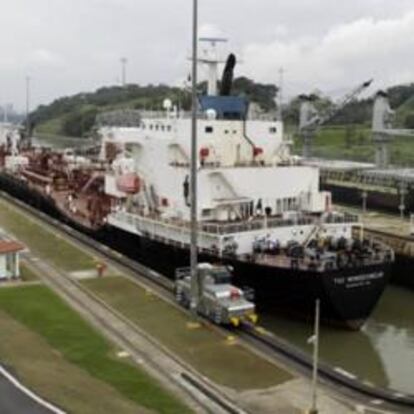 Dos barcos cruzan el Canal de Panamá