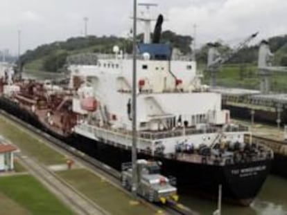 Dos barcos cruzan el Canal de Panamá