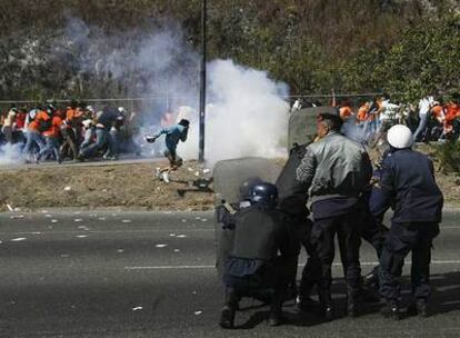 Choques entre policía y estudiantes durante una protesta contra la reforma constitucional en Caracas.