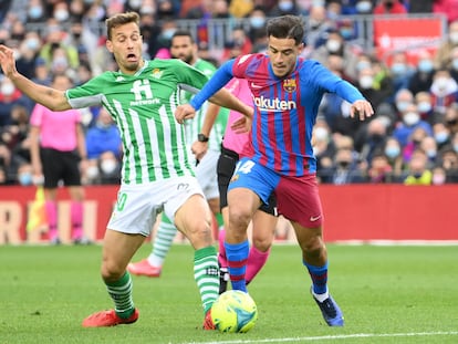 Coutinho ante Canales, durante el partido entre el Barcelona y el Betis de esta temporada.