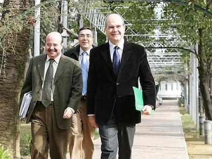 De izquierda a derecha, el consejero de la Presidencia, Gaspar Zarrías; el portavoz, Enrique Cervera, y Chaves.