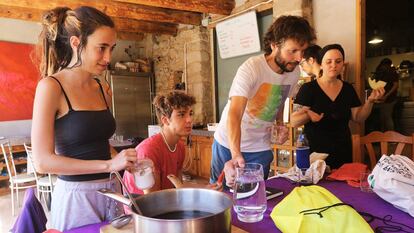 Miembros de Fridays For Future en un campamento de verano para preparar el nuevo curso.