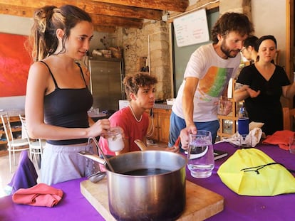 Miembros de Fridays For Future en un campamento de verano para preparar el nuevo curso.