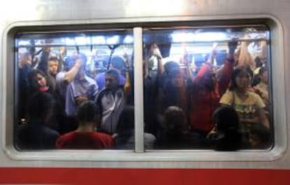 Indonesia puso en funcionamiento hoy un nuevo servicio de trenes exclusivamente para mujeres que pretende atajar el problema del acoso sexual en hora punta, informó la compañía nacional de ferrocarril. EFE/Archivo