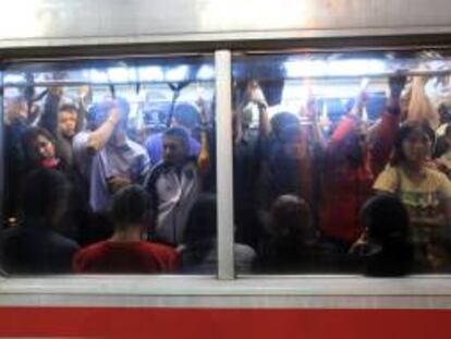 Indonesia puso en funcionamiento hoy un nuevo servicio de trenes exclusivamente para mujeres que pretende atajar el problema del acoso sexual en hora punta, informó la compañía nacional de ferrocarril. EFE/Archivo