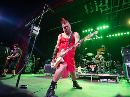 Fat Mike al frente de NOFX el teatro Marquee, en Tempe, Arizona, el 17 de abril de 2016.