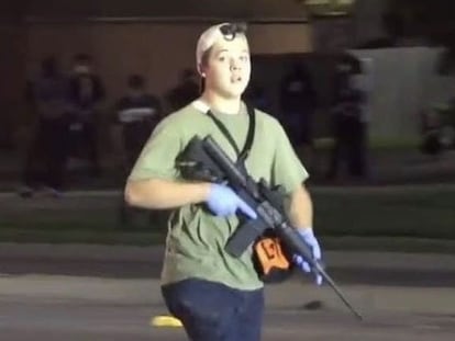 Captura de un vídeo de Kyle Rittenhouse, durante la noche del tiroteo.