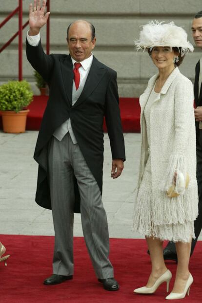 Emilio Botín, presidente do Banco Santander, com sua mulher Paloma O'Shea assistem ao casamento do Príncipe de Astúrias Felipe de Borbón e Letizia Ortiz Rocasolano.