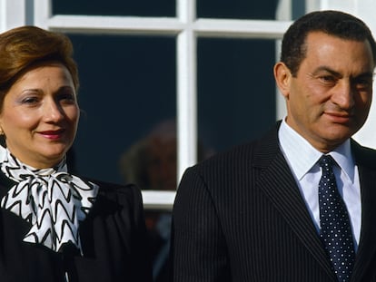 El fallecido dictador egipcio, Hosni Mubarak, y su esposa Suzanne, en 1984.