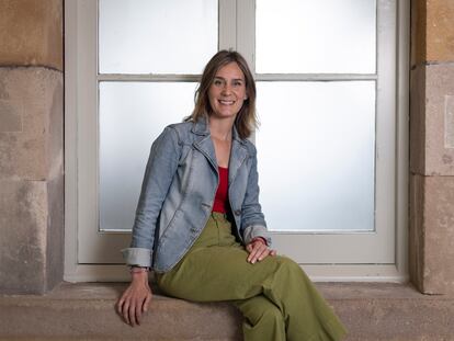 Jéssica Albiach, candidata de Comuns Sumar en las elecciones catalanas del 12-M, posa en el Parlament.