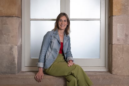 Jéssica Albiach, candidata de Comuns Sumar en las elecciones catalanas del 12-M, posa en el Parlament.
