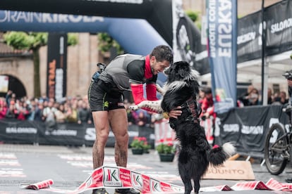 Manuel Merillas con su perro en la meta de Zegama.