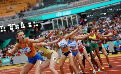 Femke Bol, atleta neerlandesa, esperando el testigo durante la prueba de relevos mixtos 4x400m, el 19 de agosto.