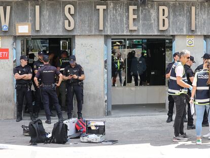 Miembros de la policía en la tienda donde fue asesinada Concha, en la plaza de Tirso de Molina en Madrid este lunes.