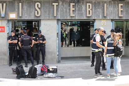 Miembros de la policía en frente a la tienda donde fue asesinada una comerciante de la Plaza de Tirso de Molina en Madrid este julio.