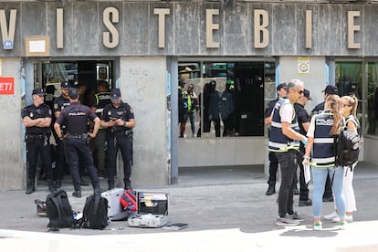 Miembros de la policía en la tienda donde fue asesinada Concha, en la plaza de Tirso de Molina en Madrid este lunes.