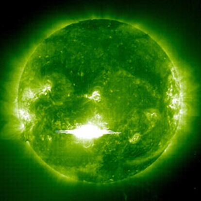 La erupción solar, captada por el satélite <i>Soho</i>. Las líneas claras horizontales indican saturación del detector.