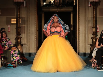 La modelo Precious Lee desfilando para Christian Siriano, primavera-verano 2022.