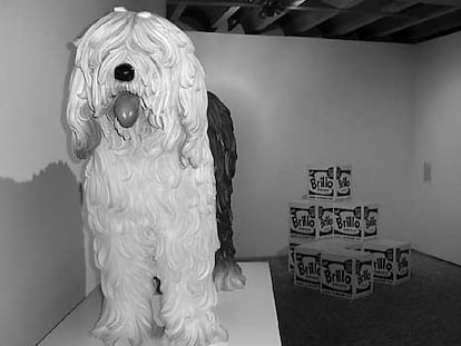 <i>Bob tail</i> (1991), de Jeff Koons, y al fondo, obra de Andy Warhol.