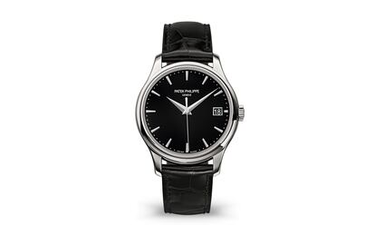 Si eres una entregada al estilo masculino, el reloj que no debería de faltar en tu muñeca es el modelo Calatrava de Patek Philippe. Un diseño creado en 1932 que fue bautizado así por un caballero de la Orden de Calatrava, con su cruz adornando su corona y cuyo diseño representa los mismos valores de la Orden: la tradición, el honor y lo clásico. Más allá de sus orígenes, este reloj aúna lujo y minimalismo. Su esfera redonda de números romanos es la máxima expresión de lo sencillo, su correa de piel es pura elegancia y su diseño está influenciado por el estilo Bauhaus. Un reloj para las que buscan piezas de máximo lujo con la máxima discreción.