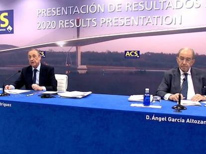 El presidente de ACS, Florentino Pérez, entre el CEO del grupo, Marcelino Fernández Verde, y el director general corporativo, Ángel García Altozano, esta mañana durante la presentación de los resultados de 2020.