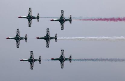 Fuerzas aéreas pakistaníes durante una demostración acrobática en el desfile militar del Día de la República en Islamabad (Pakistán).