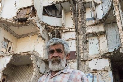 Ahmad Halar, de 58 años y antiguo portero, tuvo que abandonar su casa en el barrio kurdo de Sheij Massoud el 15 de junio de 2014 “porque las milicias kurdas me pedían a uno de mis hijos en sus filas para poder quedarnos”, aduce. Sobreviven con los 65 euros que logran juntar entre la pensión de viudedad de su nuera y el sueldo que el patriarca gana cargando bidones de aceite en una fábrica.  No pueden costearse los 50 euros de alquiler que les piden por el arriendo de un piso sin amueblar, así que han decidido ocupar este edificio en ruinas. 