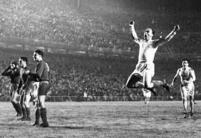 Di Stéfano celebra un gol en el partido de ida de semifinales de la Copa de Europa entre el Real Madrid y el Vasas de Budapest en el Bernabéu, el 2 de abril de 1958.