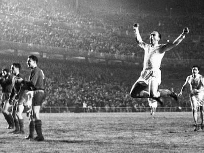 Di Stéfano celebra un gol en el partido de ida de semifinales de la Copa de Europa entre el Real Madrid y el Vasas de Budapest en el Bernabéu, el 2 de abril de 1958.